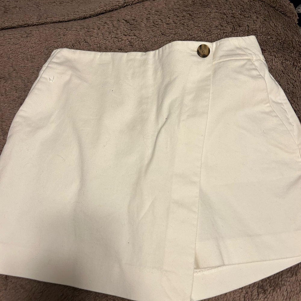 Chic White Mini Skirt with Button Detail